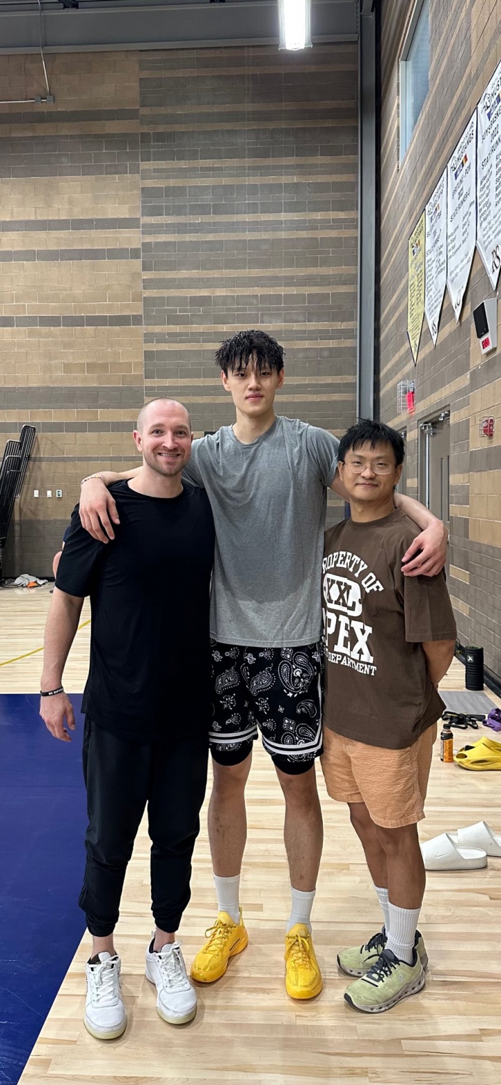 开云体育官网-训练师：曾凡博2米11&amp;如此能投！网媒：凡博可能获得篮网双向合同