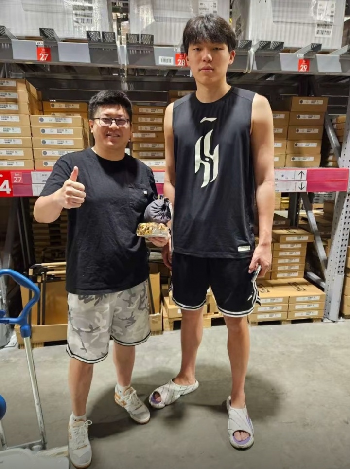 开云体育-上半身壮了不少啊小杨！网友在波特兰商场偶遇购物的杨瀚森