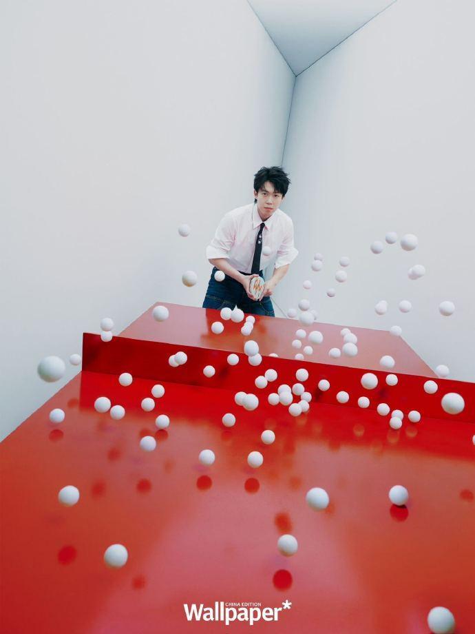 王楚钦登上《Wallpaper》中文版封面，售价为60元/册