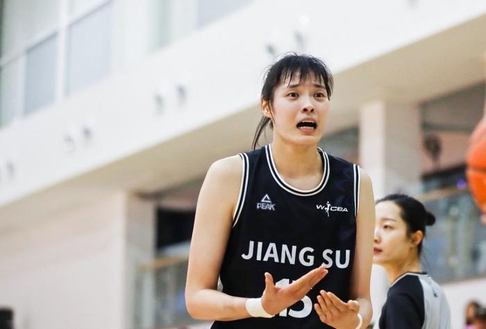 12分钟砍21分！中国女篮26岁2米中锋11投10中：宫鲁鸣该招进她？